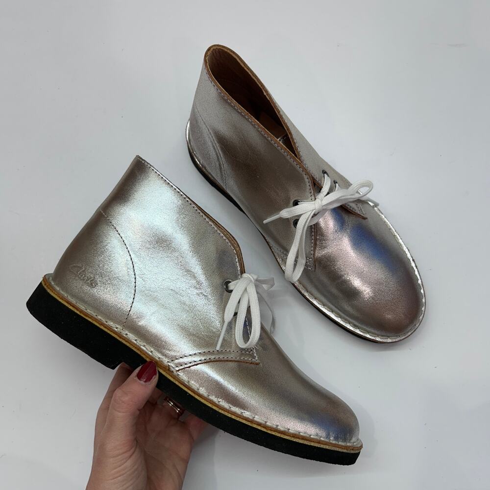 $180 Clarks Desert Boots 8.5 Metallic Silver Lace Up Ankle Festival Leather